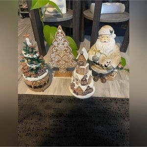 Gingerbread house and Santa sack tree